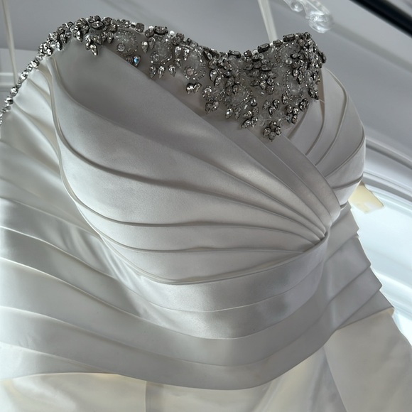 Casablanca off-white satin wedding gown - Picture 11 of 16